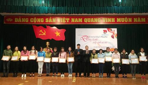 Đồng chí Nguyễn Hữu Tuất - Phó Bí thư Tỉnh đoàn tặng các suất học bổng cho học sinh, sinh viên